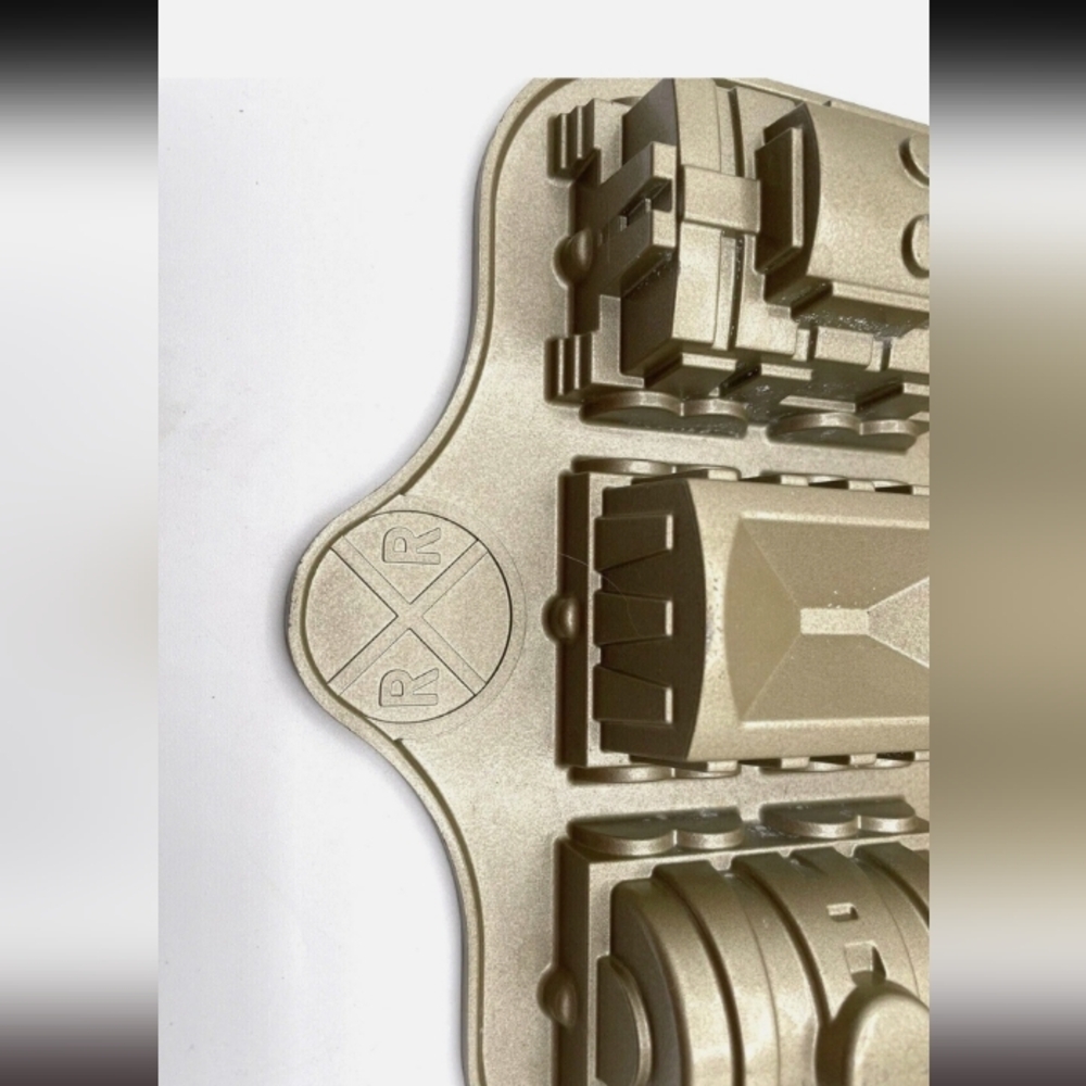 Nordic Ware Train Car Metal Cake Pan - Picture 4 of 7